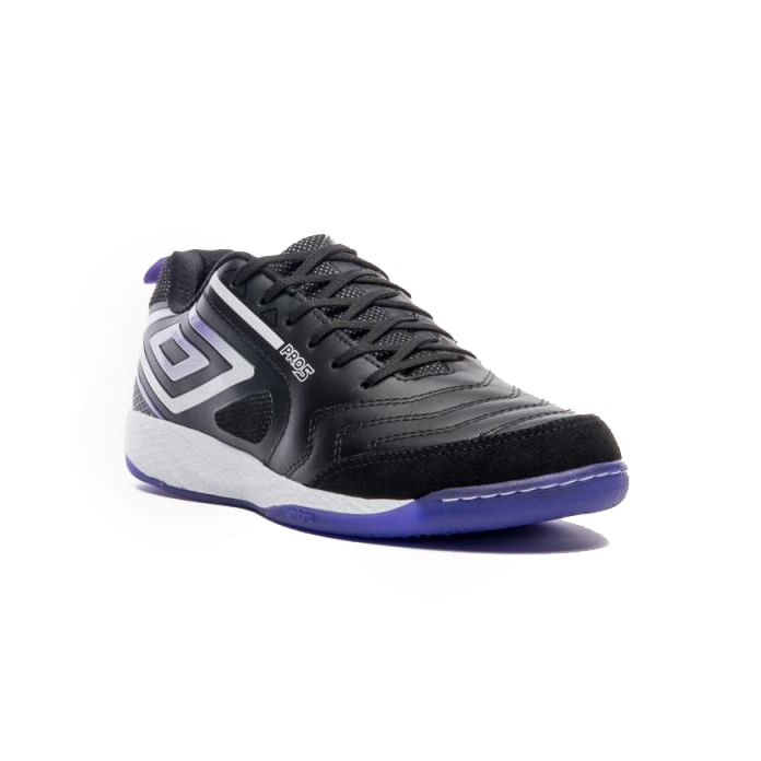 Chuteira Umbro Pro 5 Bump preta masculina vista frontal mostrando o design esportivo